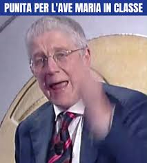 La scuola va a rotoli, ma la maestra viene punita per l'Ave Maria in  classe!!"