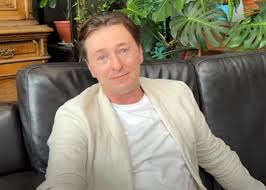 Актер показал, как смотрит мультики с. Lwkrk79vwejzhm