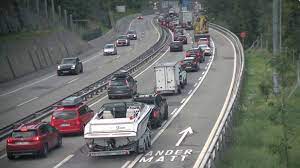 Echte #twitterer lieben stundenlange staus. Stau Gotthard