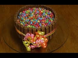 Über 17 bewertungen und für vorzüglich befunden. Sallys Schokotorte Mit Smarties Und Kitkat Sallys Welt Youtube