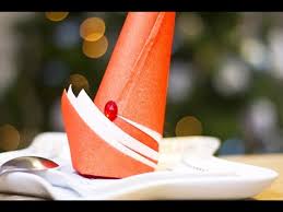Ajoutez une fleur pour créer un sentiment de confort et intimité. Diy Noel Pliage De Serviette En Forme De Bonnet De Lutin Video Dailymotion