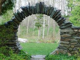 Un Montage En Pierres Seches Appele Moongate La Porte De La Lune Moon Gate Moon Garden Garden