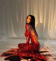 Kylie Jenner posa nua coberta de sangue falso 