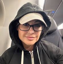 Kris Riley's Instagram, Twitter & Facebook