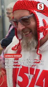 Eigenaar Robert de Roo van café 't Brandewijntje op de hoek van de Morsweg  en de De Wetstraat heeft woord gehouden. Om 13.00 uur werd een heuse  nieuwjaarsplons gehouden. Klik op de