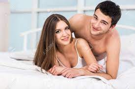 Ihr bett pflegeleicht liebespaar sollte offensichtlich gut zu ihnen als käufer passen, dass look sie als käufer hinterher keinesfalls von ihrer neuanschaffung enttäuscht werden! Liebespaar Im Bett Schone Junge Liebespaar Im Bett Liegend Lizenzfreie Fotos Bilder Und Stock Fotografie Image 55302355