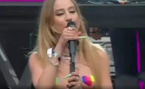 Il concerto del primo maggio è un festival musicale che dal 1990 è organizzato annualmente in occasione della festa del lavoro in piazza san giovanni in laterano a roma (antistante l'omonima basilica) dai tre sindacati confederati italiani: Concerto Primo Maggio La Cantante In Topless Sul Palco Libera L Amore
