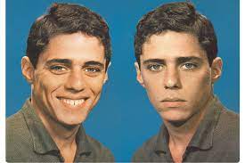 Se em 1973, gilberto gil e chico buarque compuseram juntos cálice, censurada pela ditadura militar e gravada apenas em 1978, agora em 2020 eles lançam juntos o. Chico Buarque Usa Meme Para Estrear Perfil No Instagram Veja
