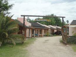 Bosque y arquitectura moderna en esta asombrosa cabaña. Cabanas Comarca Del Colorado La Adela La Pampa Opiniones Y Comparacion De Precios Villa Vacacional Tripadvisor