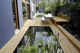 Clever Interesting Design For A Long Narrow Garden Schmaler Garten Wasserspiel Garten Gartenarchitektur