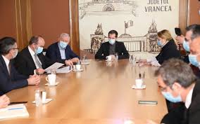 Cursul a fost susţinut de tânăra bucovineancă ionela hloşciuc, studentă la facultatea de litere din iaşi, care, cu măiestria dobândită de mic copil din sânul familiei, din moşi şi strămoşi, a transmis cu multă răbdare meşteşugul încondeierii ouălor. Universitatea Alexandru Ioan Cuza Din IaÈ™i Vrea SÄƒ InfiinÈ›eze La FocÈ™ani O FilialÄƒ Cu 10 SpecializÄƒri Pentru LicenÈ›Äƒ È™i Master Consiliul Judetean Vrancea