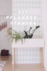 Diy Pflanzenstander Aus Holz Im Skandinavischen Stil Selber Machen Basteln Mit Holz Diy Dekoration Und Mobel Urban J In 2020 Diy Interior Wooden Diy Diy Plant Stand