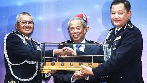 Mohamad fuzi mampu beri impak besar tangani jenayah rentas sempadan. Fuzi Hands Over Igp Reins To Hamid The True Net