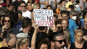 In piazza contro il green pass: la protesta nel centro di Bari