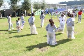 Muy pocos niños conocen hoy en día esos juegos porque la tecnología se es por eso que el municipio de quito dio inicio al segundo festival juguemos en el parque. Juegos Tradicionales De Quito Asi Unidos Bicentenario Facebook