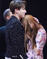 Bts, blackpink, twice, red velvet, nct, exo, wayv, nct u, shinee, stray kids, got7, itzy, seventeen, treasure, 2ne1, big bang, astro, golden child, txt, enyphen. Pin By Larisse Melo On Jungkook X Lisa Kpop Couples Bts Kiss Blackpink And Bts