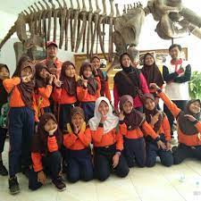 — dari beberapa teknik seni lukis yang ada, intinya melukis itu adalah menuangkan sebuah cita rasa dalam media yang bisa menghasilkan karya. Pengertian Teknik Pewarnaan Basah Kering Dan Medianya Brainly Co Id