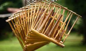 Cara memainkan cengceng adalah dengan meletakannya pada kedua telapak tangan yang kemudian. 17 Alat Musik Tradisional Indonesia Beserta Asal Daerah Gambar Dan Penjelasan Rajinlah Id