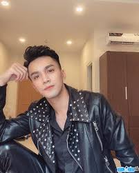 Người từ miền xuôi lên thử làm bạn với núi cao liêu xiêu bên vách đá chân chưa quen vượt đèo trần lập từng nói: VÅ© Cong Tráº§n Thanh Tam