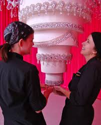 Centerpiece decor there's no doubt that linens and dinnerware are the essence of any tablescape. How One Baker Created An Upside Down Cake For Kaley Cuoco S Wedding