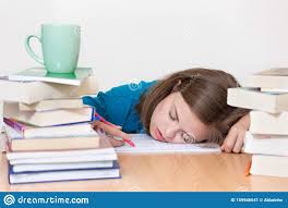 白种人女孩，在学校或大学里和许多书一起睡觉，看起来很累，压力很大，或者疲惫不堪库存图片- 图片包括有白种人女孩，在学校或大学里和许多书一起睡觉，看起来 很累，压力很大，或者疲惫不堪: 159946041