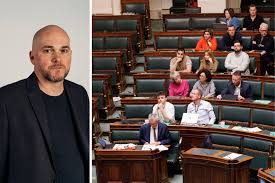 Deze meerderheid drijft op de claim dat ze het anders en beter wil doen dan haar verguisde voorganger, maar de realiteit toont wat anders