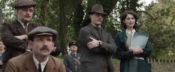 клуб любителей книг и пирогов из картофельных очистков книга Knitted 1940s Their Finest Hour 2016 And Club Of Fans Of Books And Pies From Potato Peel 2018 Cinemoda Korichnevyj Sviter Podplechniki Rabochie Shtany