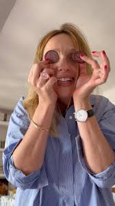 Donc, elles (@dominolattes et @eve.cazzani) sont passées voir leur copine  immobilisée, et elles ont apporté de la nourriture arménienne  (@mantchouk.paris !) pour me faire famille. Hier soir,