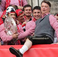 Louis van gaal, whose bayern munich side take on inter in saturday's champions league final, is not keen on players who do not listen or modern fashions. Fussball Bayern Trainer Van Gaal Zog Vor Den Spielern Blank Welt