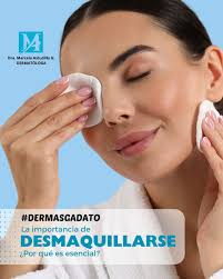 Sabías que dormir con maquillaje puede acelerar el envejecimiento de tu  piel y causar brotes? 😱 Desmaquillarse no es solo una rutina de belleza,  es un acto de amor propio y de