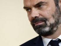 Pourquoi la barbe d'Edouard Philippe a-t-elle encore blanchi ? On vous  explique ce qu'est le vitiligo