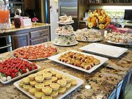 Mas Y Mas Manualidades Llamativas Ideas Para Mesas De Postres Baby Shower Brunch Food Baby Shower Menu Baby Shower Brunch