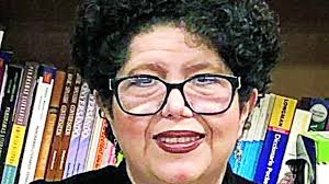 Comparte escritora su trabajo literario 'La Catarina'