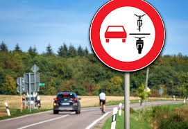 Sie besteht in der regel aus gleich langen strichen mit gleichmäßigen abständen. Sie Ist Da Die Stvo Novelle Mehr Schutz Fur Radfahrende Querbeet Https Ilovecycling De