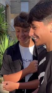 Sara Magic's Instagram, Twitter & Facebook