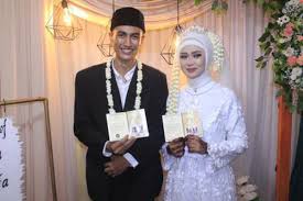 Pak sarto masih bisa tersenyum lebar. Cerita Di Balik Viral Pasangan Dulu Ujian Praktik Akad Nikah Akhirnya Jodoh