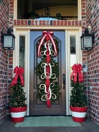14 Festive Christmas Staircase Decor Ideas 00014 Home Alone Christmas Decorations Diy Outdoor Christmas Door Decorations Holiday Decor Christmas