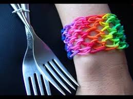 как плести браслеты из резинок чешуя дракона на станке Kak Sdelat Braslet Iz Rezinok 27 Cheshuya Drakona Rainbow Loom Bracelet Dragon Scale Youtube S Izobrazheniyami Braslety Pletenye Braslety Pletenie