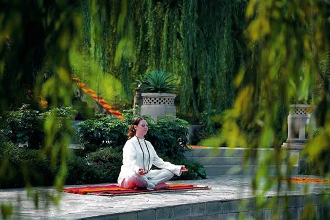 What makes a yoga retreat unforgettable, Himalayan setting