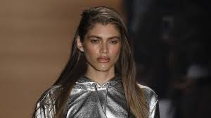 Sara is most known for being a victoria's secret angel since april 2015 and the face of armani beauty and armani si fragrance next to cate blanchett. Victoria S Secret Bucht Mit Valentina Sampaio Erstes Transgender Model Stern De