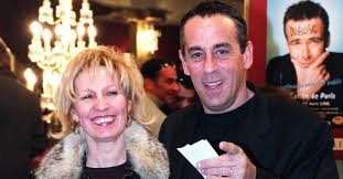 Lễ tang của Thierry Ardisson: Tại sao Catherine Barma, nhà sản xuất trung thành của The Man in Black, lại vắng mặt tại buổi lễ?