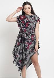 Dress batik dengan perpaduan plain top dengan desain asimetris akan membuat penampilan menjadi lebih casual. 50 Model Dress Batik Modern Kombinasi Simple Dan Elegan