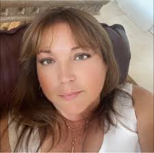 Fit Check! Backwards hat On point! On brand! 😂 Tonight, the roundtable  fallout continues. 🏰 New episode of #TheTraitorsUS, 9p ET/6p PT only