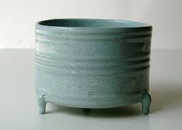 Minoan pottery has been used as a tool for dating the mute minoan civilization.its restless sequence of quirky maturing artistic styles reveals something of minoan patrons' pleasure in novelty while they assist archaeologists in assigning relative dates to the strata of their sites. The Most Beautiful Chinese Ceramics Ju Ware Ru Ware Of Northern Song Dynasty 11th Century åŒ—å®‹æ±çª'ä¸‰è¶³ç‚‰ Chinese Ceramics Chinese Pottery Japanese Ceramics