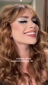 Transformação de maquiagem inspirada por Simone Rocha