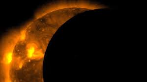 Bayangan matahari sehingga seolah ada empat yang sempat terlihat di kepulauan riau merupakan fenomena optis yang tercipta akibat kristal es di angkasa. Ada Lubang Raksasa Tumbuh Di Permukaan Matahari