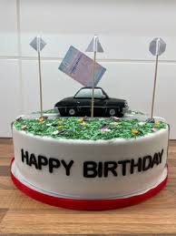 Wir, die firma möbel jähnichen center gmbh, sind seit vielen jahren erfolgreich in der vermarktung und dem verkauf von einbauküchen aktiv. Oldtimer Figure Mit Fuhrerschein Torte Zum 18 Geburtstag Mike 03 07 2021 Tanjas Tortenwelten Tanjas Tortentraeume Webseite