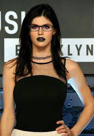Swag In 2020 Alexandra Daddario Alexandra Daddario Images Alexandria Daddario