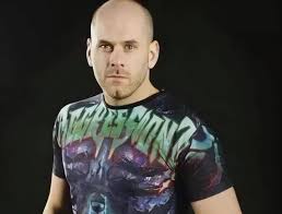 国外拳击教练在我们骗了1242个女孩，拍近照上传视频！以此牟利！_搜狐网