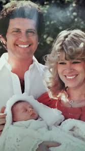 Après avoir cherché longtemps le bonheur, Joe Dassin le trouva enfin en  rencontrant Christine qu'il épousa le 14 janvier 1978 à Cotignac en  Provence! Joe adorait la Provence.... Quelques mois plus tard,